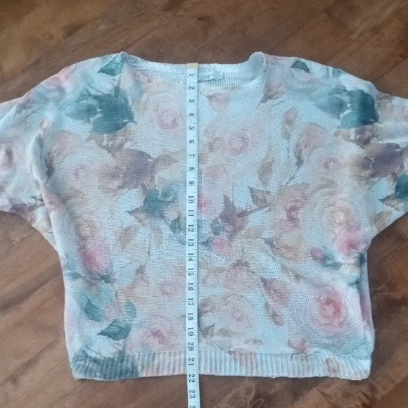 Chic Rose Patterned Sweater - Picture 11 of 14